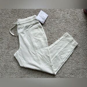 Women’s White Relaxed Restyled Seamed
Ankle Pant